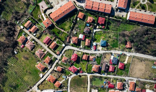 Terrain diffus ou terrain en lotissement : lequel choisir ?